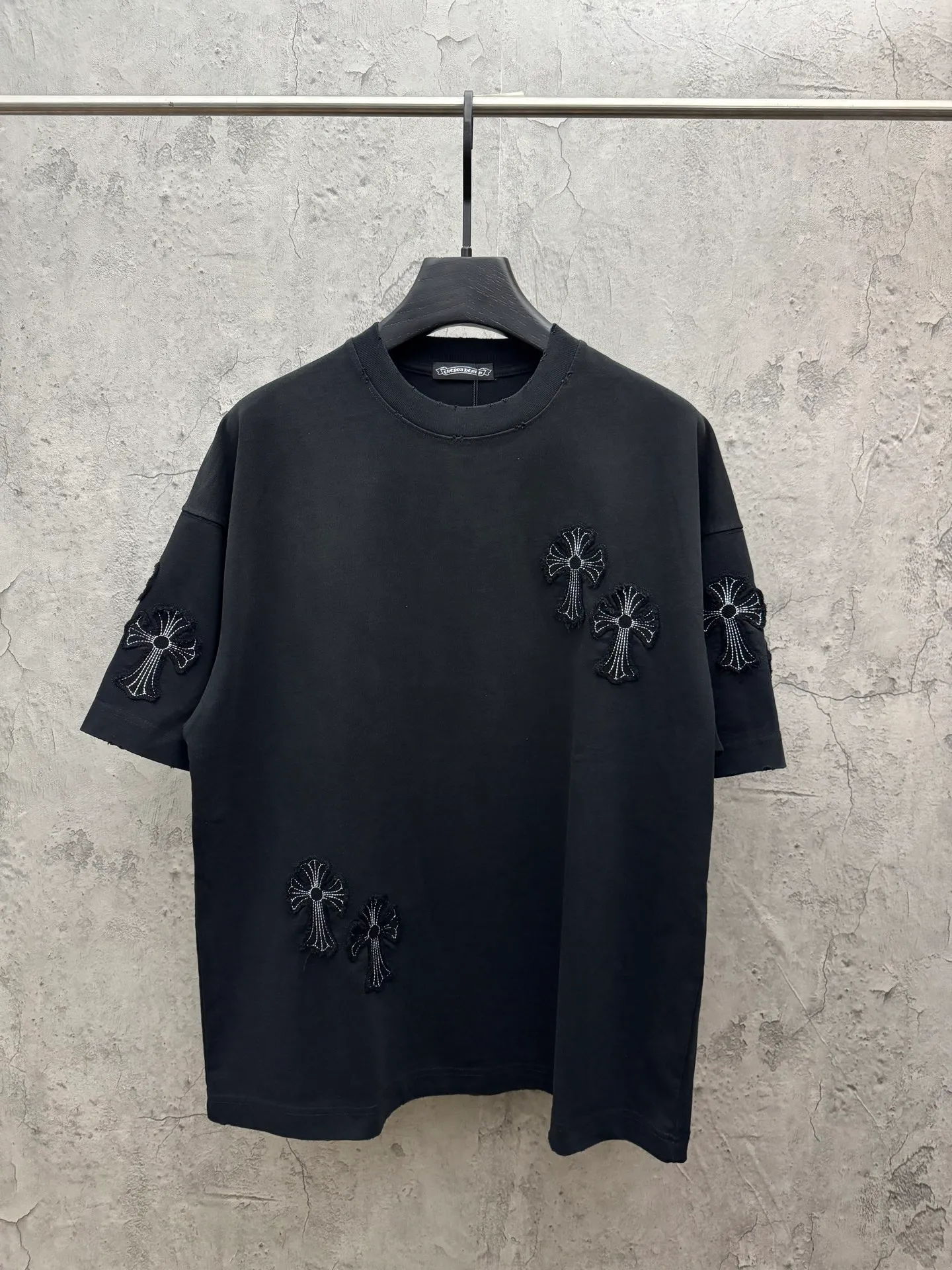 P240 top version, real shot without P, ​​different from market currency) 𝗖𝗵𝗿𝗼𝗺𝗲 𝗛𝗲𝗮𝗿𝘁𝘀/Croxin 2026 spring new original single counter American washed patch embroidered couple short sleeves 👑The highest version! Customized fabric 320 grams, washed and fried, a hot-selling model at the counter, very comfortable to wear. Accessories: original molded and authenticated collar label➕100% silk wash label. Genuine purchase-grade original hangtag➕matching hanging rope➕3D hanging beads➕original packaging bag. Craftsmanship: The original version has consistent wiring! The highest version of the armhole matching technique! Color: Black White Size: S M L XL Style No.: 5206